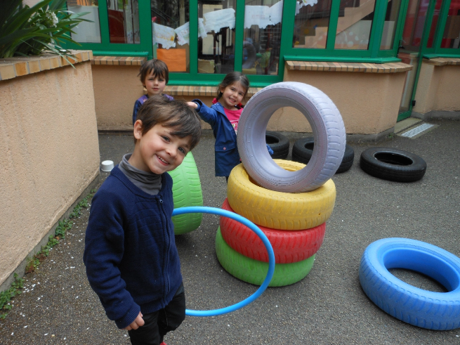 Enfants dans la cour de l'école